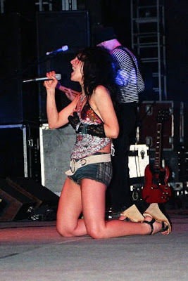 Foto de Eva Amaral cantando en concierto