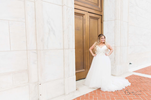 bride in front of the detroit institute of arts posing