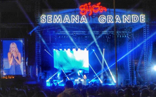 Marta Sanchez en la Playa de Poniente de Gijon durante la Semana Grande 2015