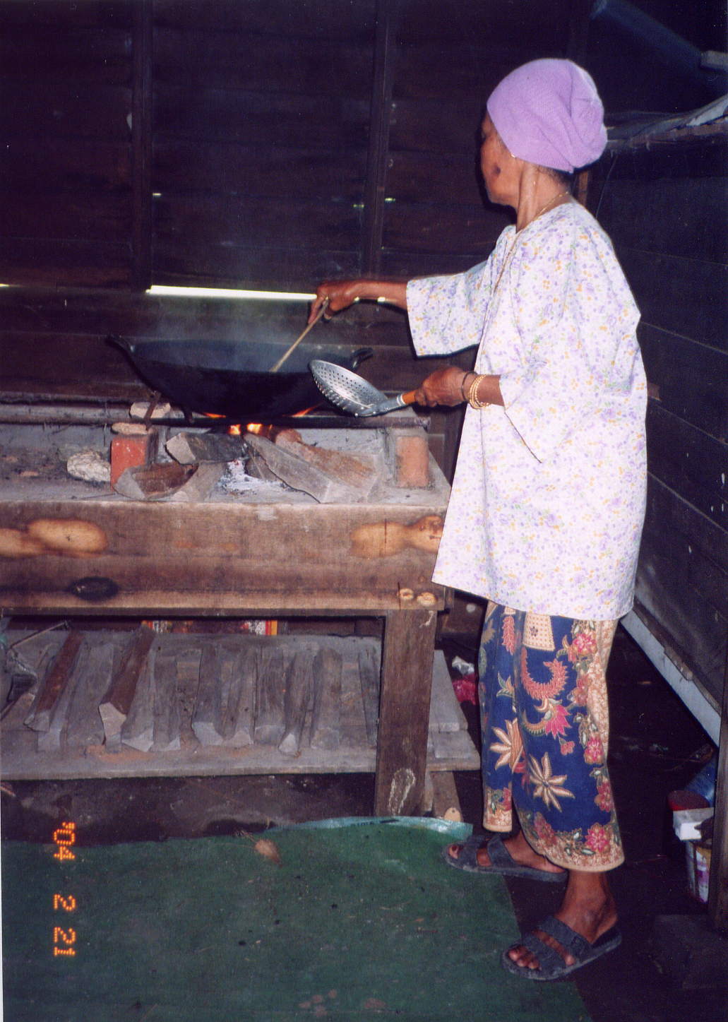 Memasak di Dapur  Kayu  My Rainbow 