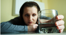 mulher e o alcool - Mulheres ficam embriagadas com doses mais baixas de álcool e progridem mais rapidamente para o alcoolismo crônico