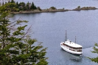 scenic tour boat in bariloche