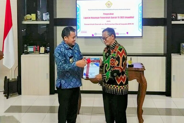 Komitmen Transparansi Keuangan: Bupati Sekadau Serahkan Laporan Keuangan TA 2022 ke BPK RI