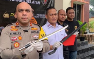 Polisi Hadirkan Pelaku ND dan Sebilah Pedang yang Habisi Penjaga Toko di Perumnas 2 Tangerang