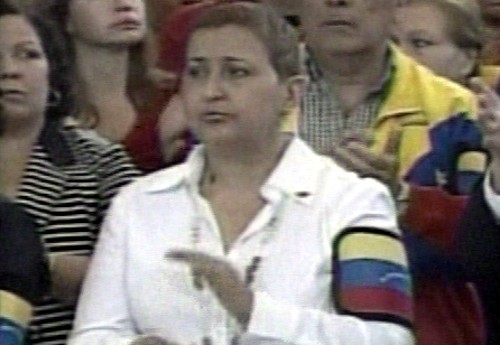 Tibisay Lucena,presidente do Conselho Nacional Eleitoral da Venezuela, usa bracelete Chavista durante o velório