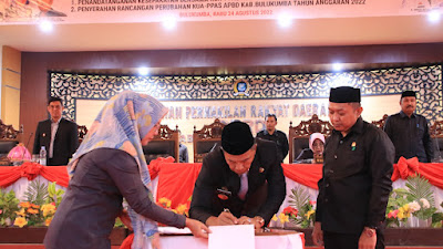 Pemkab-DPRD Sepakati KUA PPAS Bulukumba 2023, Bupati Serahkan Rancangan Perubahan KUA PPAS 2022.