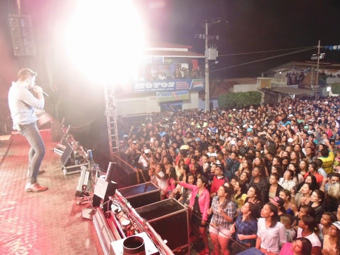 Cristiano Araújo anima o público no Arraiá do Monte Alegre, em Mairi