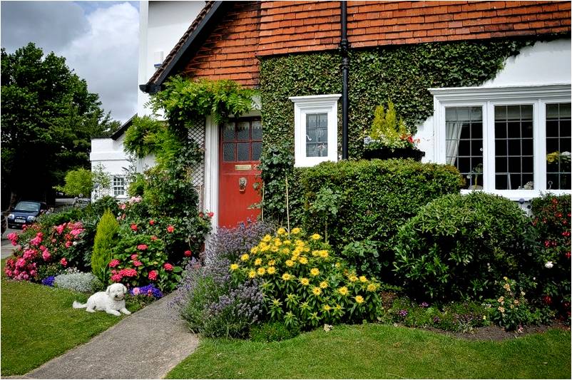 Около дома был сад. Палисадники в Англии. Сад в коттеджном стиле. Сад в английском стиле. Ландшафт в английском стиле.