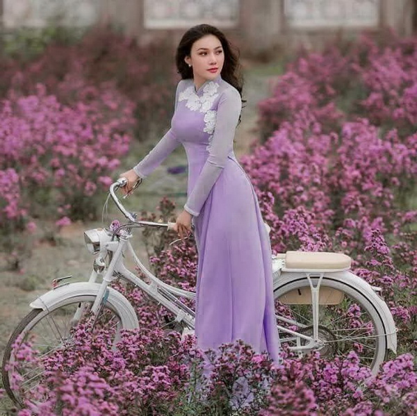 Thiếu nữ áo dài xe đạp