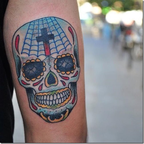 tatuaje_de_calavera_mexicana_de_color_en_el_brazo