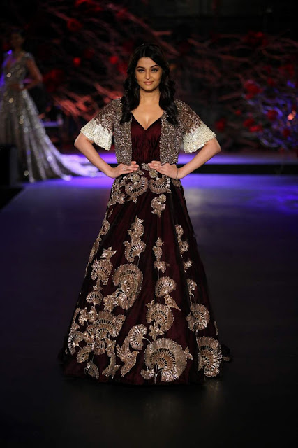 Aishwarya Rai Bachan walks the ramp of India Couture Week 2015