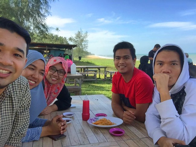 makan sotong celup tepung di pantai batu rakit