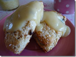 Scones with lemon curd