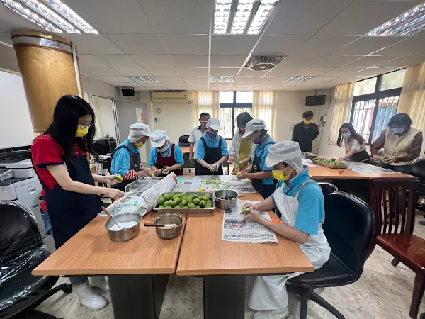 ▲製作成芒果青後分食予榮家住民，一起享用這酸酸甜甜的滋味。（記者林明佑翻攝）