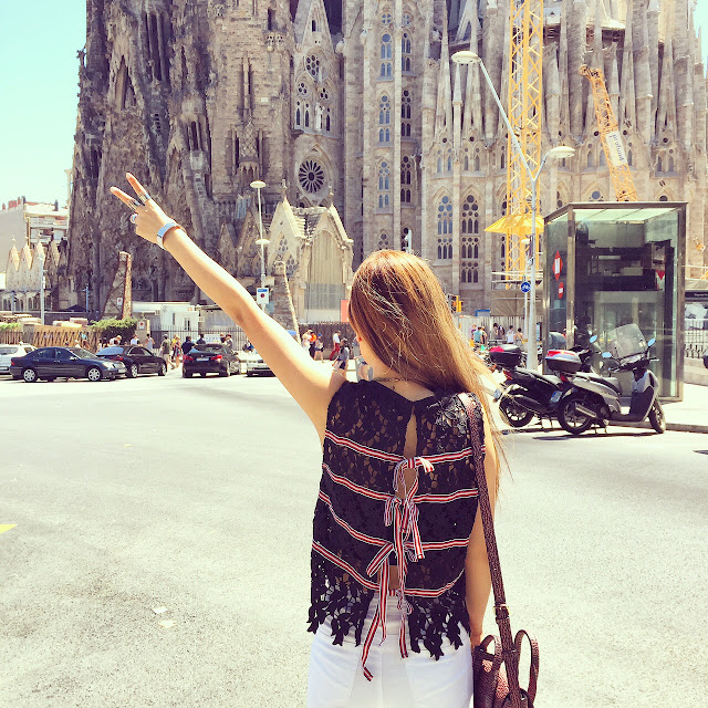 English facotry lace blouse, ribbon blouse , 31 phillip lim mini pashli bag, asos jeans, fashion blog, spain, jetset, travel, sagrada familia