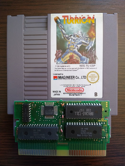 Cartucho del juego de NES Super Turrican con la placa fuera