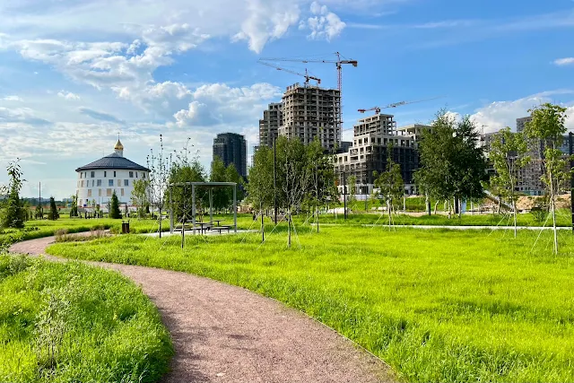 Покровская набережная, бывшее Тушинское аэрополе, «Экопарк Primavera», строящийся «Православный культурно-выставочный центр при храме Святого Равноапостольного Князя Владимира», строящийся жилой комплекс «Клубный город на реке Primavera», строящийся жилой комплекс Holland park