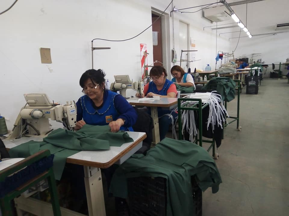 Fábrica textil gestionada por sus trabajadoras. En la imagen algunas de sus trabajadoras cosiendo