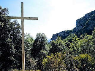 Croce in legno sul sentiero 106