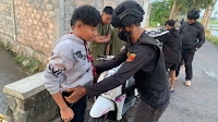 Patroli Antisipasi 3C, Timsus Polres Lumajang Periksa Pemuda Sedang Nongkrong