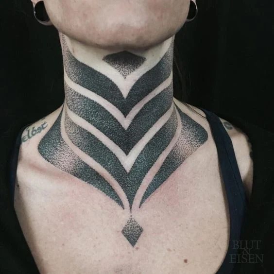 Tatuajes Blackwork en el cuello