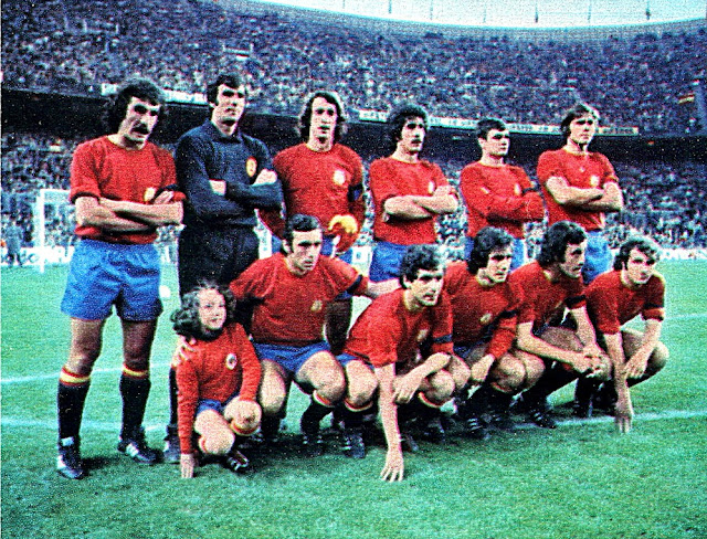 SELECCIÓN DE ESPAÑA. Temporada 1975-76. Capón, Iríbar, Sol, Benito, Camacho, Migueli; Quini, Villar, Santillana, Del Bosque y Churruca. SELECCIÓN DE ESPAÑA 1 SELECCIÓN DE ALEMANIA FEDERAL 1. 24/04/1976. V Copa de Europa de Selecciones Nacionales Yugoslavia 1976, cuartos de final, partido de ida. Madrid, España, estadio Vicente Calderón. GOLES: 1-0: 20’, Santillana. 1-1: 60’, Beer.