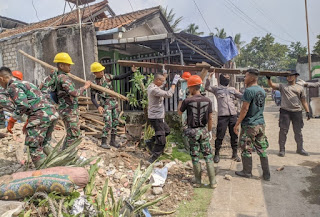 *KABID HUMAS POLDA JABAR : POLRI BERSAMA  TNI BERSIHKAN PUING -  PUING PASCA BENCANA GEMPA BUMI DI CIANJUR*