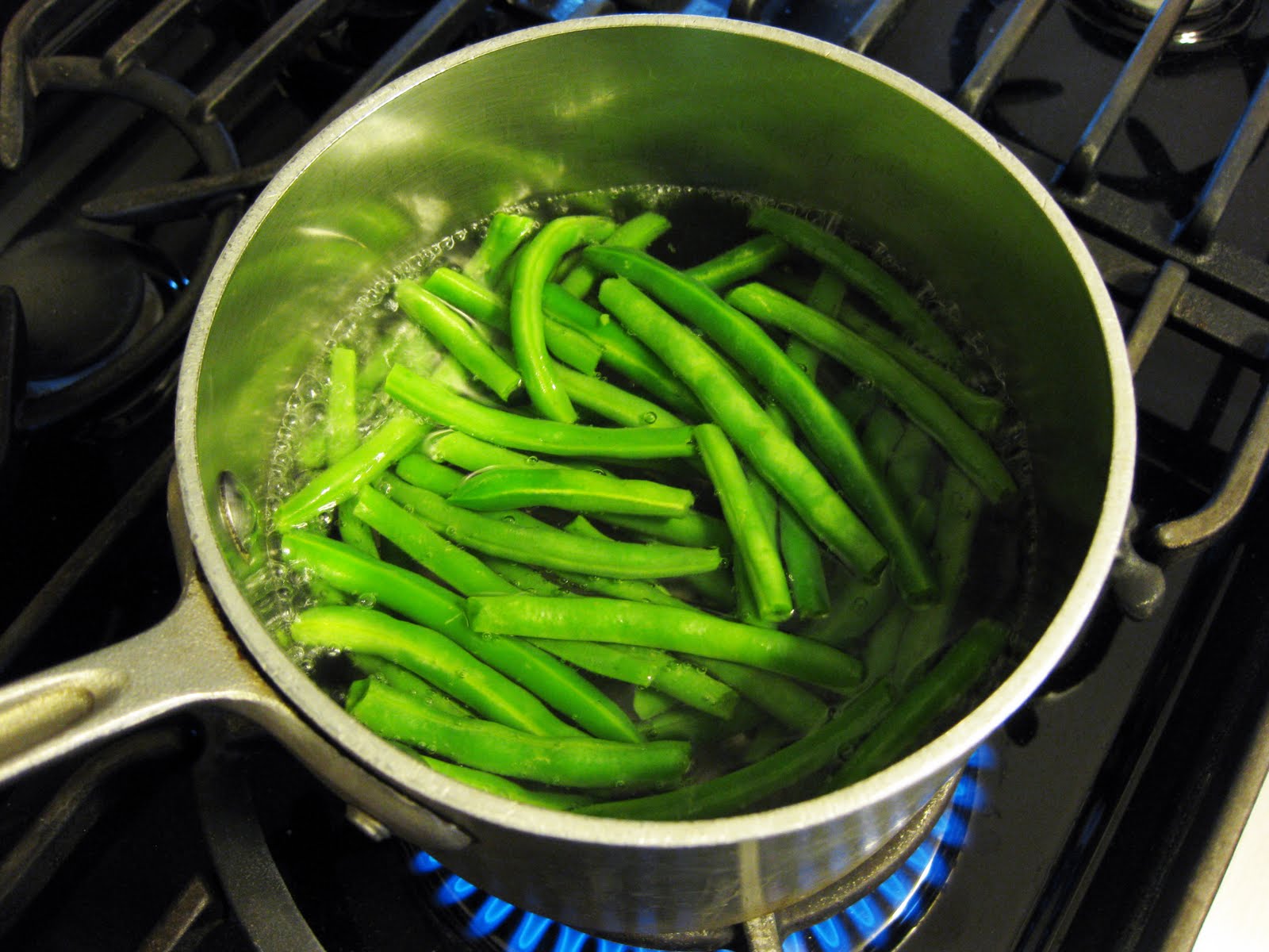 blanching the green beans shocking the greens beans in ice water