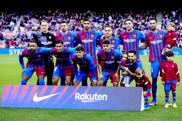 F. C. BARCELONA. Temporada 2021-22. Ter Stegen, Lenglet, Ronald Araújo, Sergiño Dest, Nico González, Sergio Busquets. Memphis Depay, Coutinho, Gavi, Abde, Jordi Alba. F. C. BARCELONA 0 REAL BETIS BALOMPIÉ 1 Sábado 04/12/2021, 16:15 horas. Campeonato de Liga de 1ª División, jornada 16. Barcelona, Nou Camp: 66.529 espectadores. GOLES: 0-1: 79’, Juanmi.