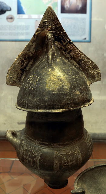 Этрусская биконическая погребальная урна с крышкой шлема в форме гребня, IX–VIII вв. до н.э