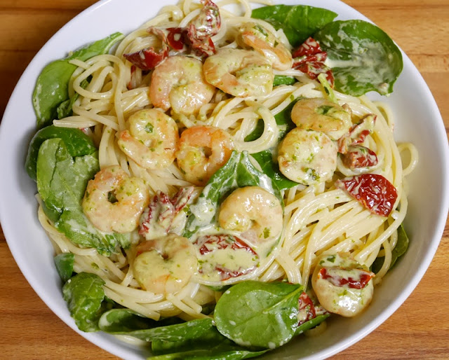 Copycat-Rezept: Pasta Scampi con Spinaci Schnelles Pasta-Gericht: Spaghetti mit Garnelen, Babyspinat und Tomaten