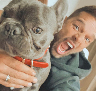 Más de 10 fotos de hombres guapos y famosos con sus perros