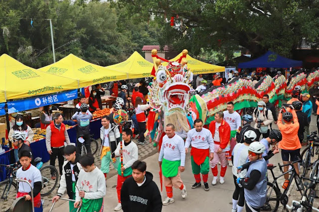 Kuanjiao Golden Dragon warmly welcomed guests, attracting cyclists to stop and watch.