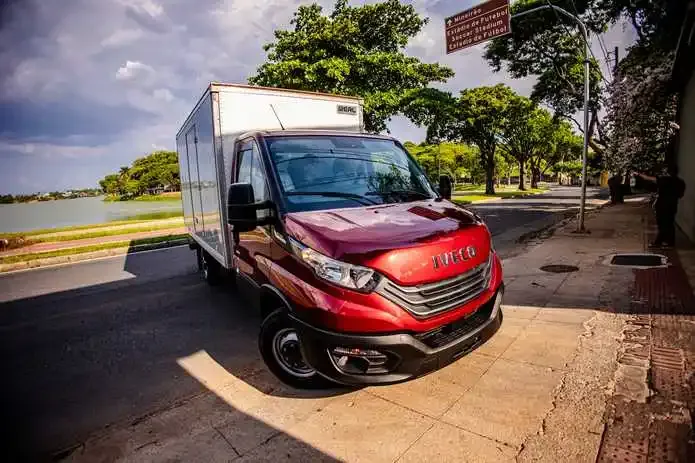 Novo IVECO Daily Hi-Matic 35.180 vermelho manobrando na orla da Lagoa da Pampulha