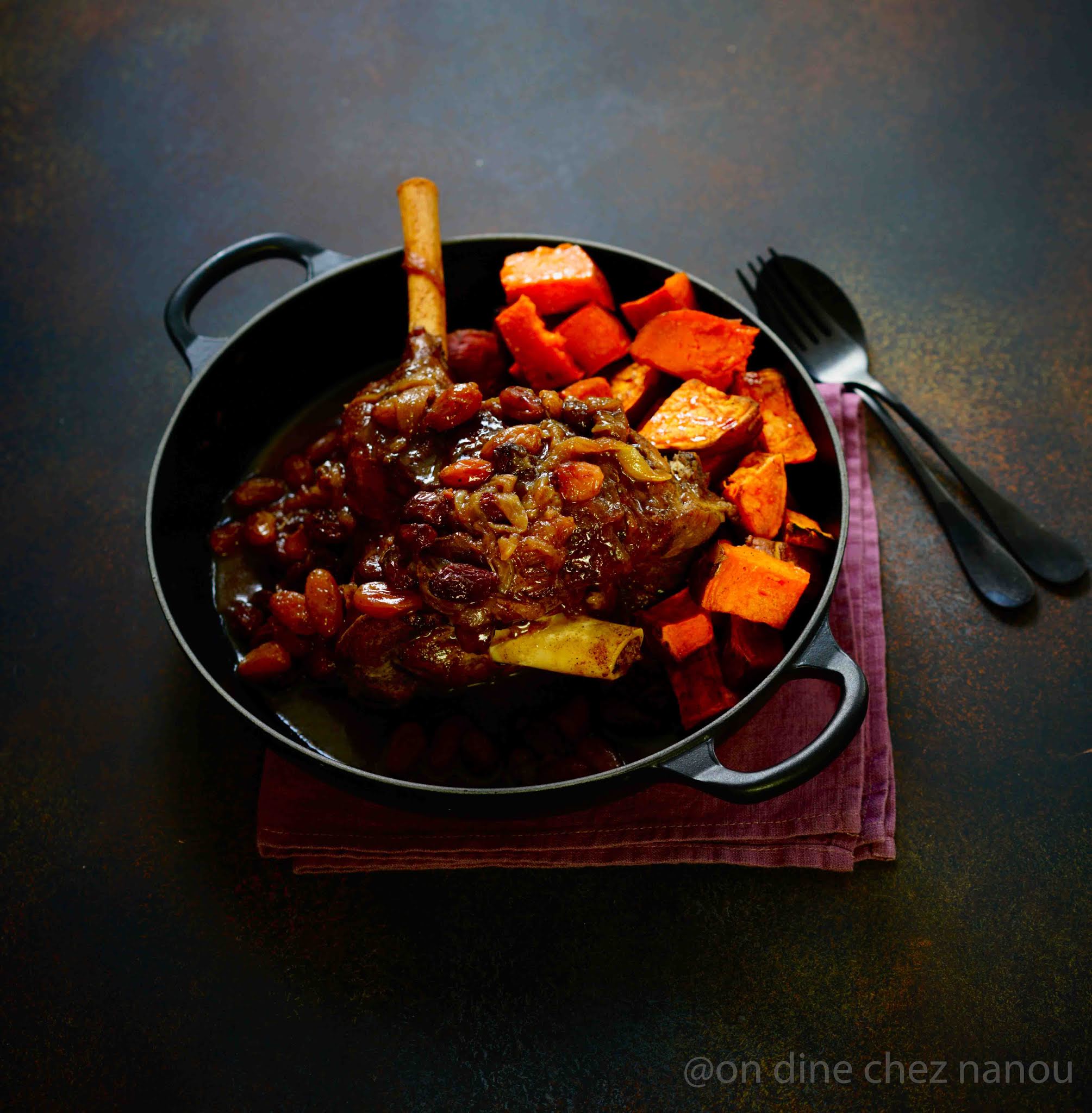 raisins secs , épices , miel , cuisson en cocotte