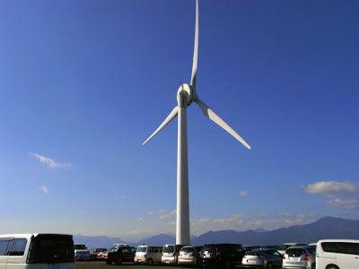 会場敷地内にある風力発電の風車