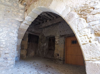 Culla. El Perxet, soportal escondido con un arco del s. XIV.