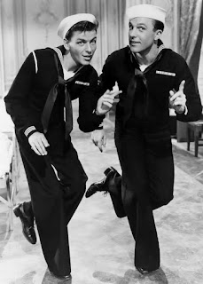 Fotograma de Levaando anclas (1945): Frank Sinatra baila junto a Gene Kelly
