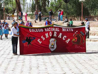 FELICIDADES Estudiantes y Profesores del Colegio Esmoraca, su presentación en la "entrada Suipacha" con los Mineritos era SUPER. ADELANTE! Am Samstag fand ein Tanzfest in Tupiza statt, veranstaltet vom Colegio Suipacha. Es nahm daran auch das Colegio Esmoraca teil mit einer Supervorstellung. 