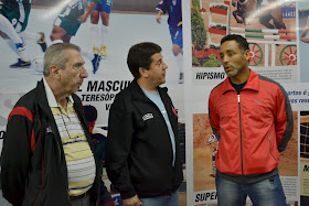 O Secretário de Esportes e Lazer, Alexandre da Trindade, Paulo Roberto e Luiz Antônio Torres, representantes do Flamengo, conversam sobre a Taça Brasil Correios de Futsal