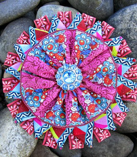 http://translate.googleusercontent.com/translate_c?depth=1&hl=es&rurl=translate.google.es&sl=ru&tl=es&u=http://www.sew4home.com/projects/fabric-art-accents/guest-tutorial-elaine-schmidt-ribbon-petal-cockade&usg=ALkJrhjlzfMFOoMVrDjqj3etvn69At3eeA