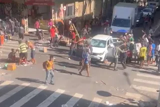 VÍDEO: motorista de aplicativo é roubado e tem carro atacado por dependentes químicos na região da Cracolândia, em SP