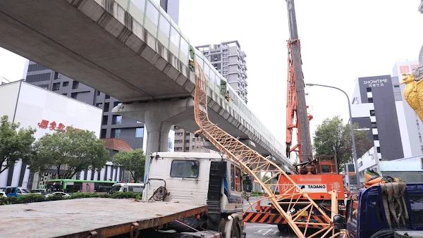 ▲台中捷運豐樂公園站附近，今天發生一起建案塔吊工程車吊臂掉落砸中捷運車廂事件，造成1死8傷的慘劇。（台中市政府提供）