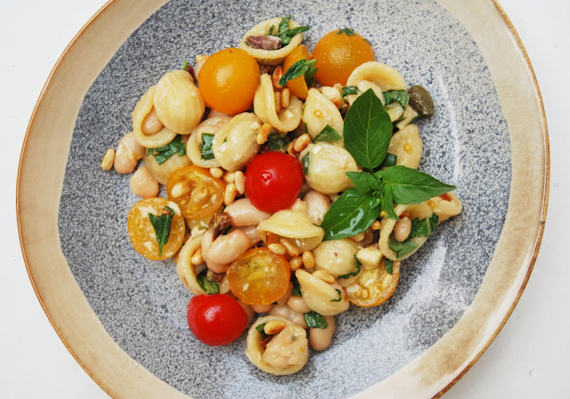 Salade de pâtes, haricots blancs, mozzarella et tomates cerises