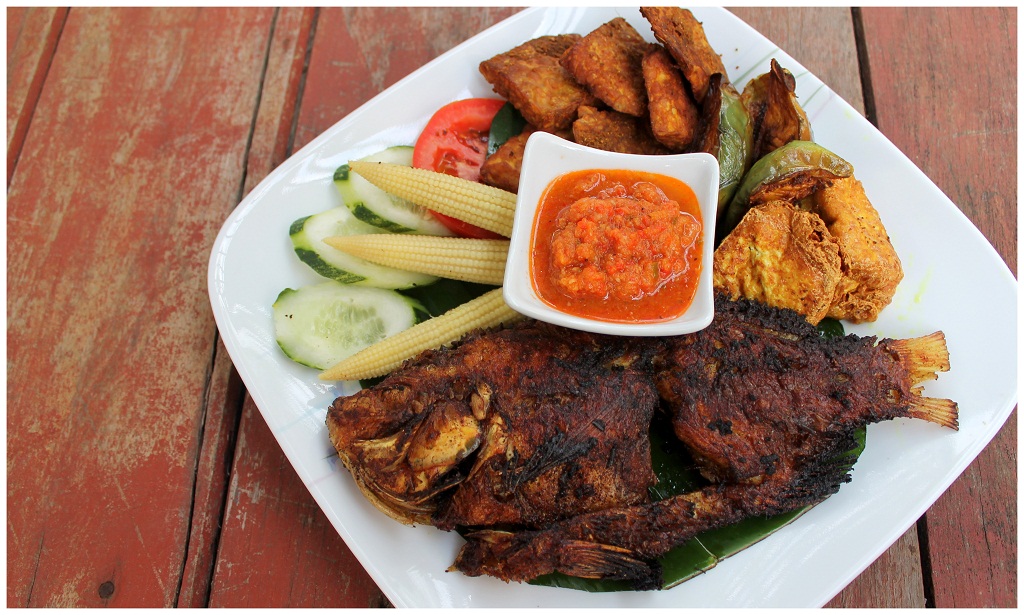 Satu Sisi Dunia: Ayam Penyet with Sambal Pedas