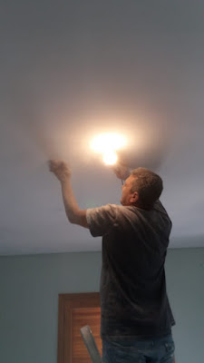 Lixamento de tetos com lâmpada
