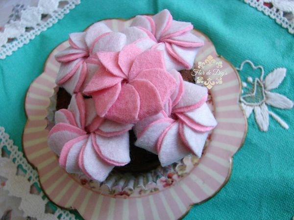 pastel-de-merengues-en-fieltro-flor-de-diys