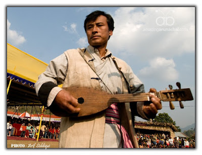 Lesser known Lisu (Yobin) man with his traditional guitar
