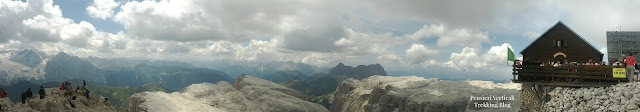 Panorama della vetta del Piz Boè dove trionfa il Rifugio Capanna Fassa