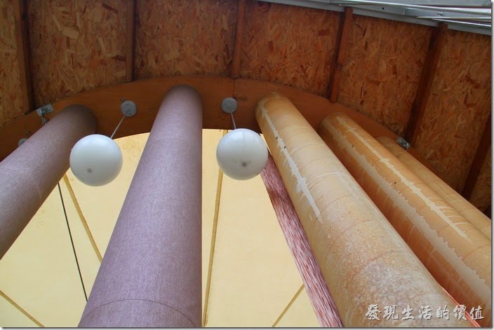南投日月潭-紙教堂。仔細觀察可以看到一些沒有穿衣服的紙管，比較常被遊客摸到的紙管都穿上了一層外衣，大概是擔心被遊客破壞吧！這張照片可以清楚的看到左邊的紙管與右邊的顏色不一樣，因為左邊的有套了一層外衣。